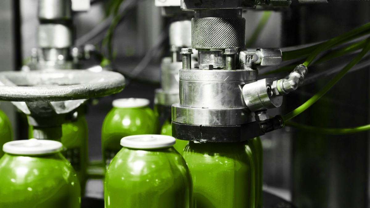 Grüne Bag-On-Valve Dosen während des Füllprozesses